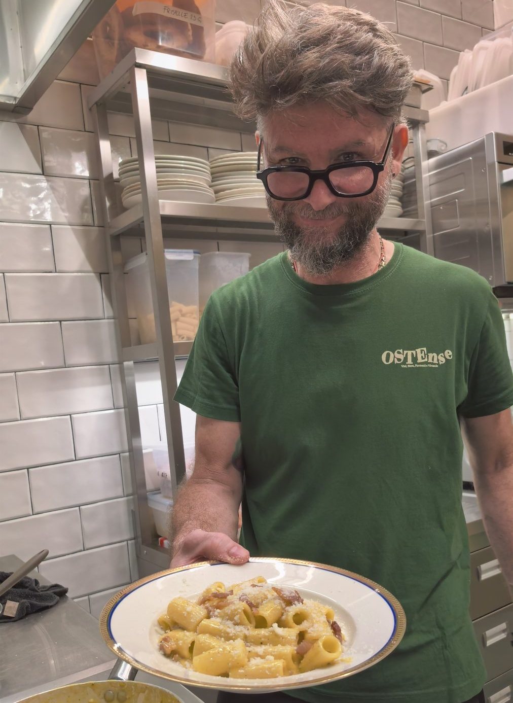 Mirko con un piatto di carbonara, la cucina di OSTEnse